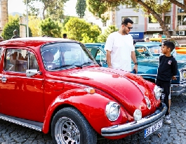 Klasik otomobil tutkunları İzmir'de buluştu
