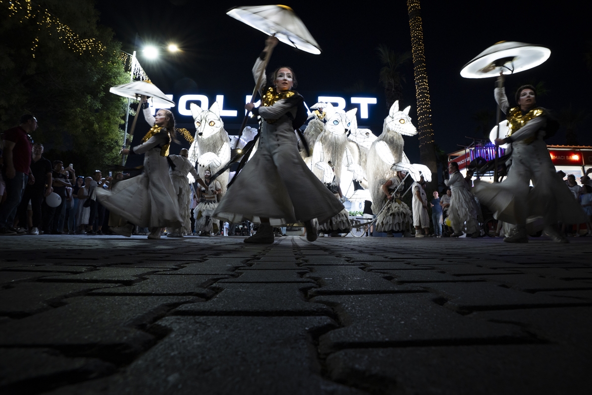 İzmir Fuarı'nda dikkat çeken sokak gösterisi