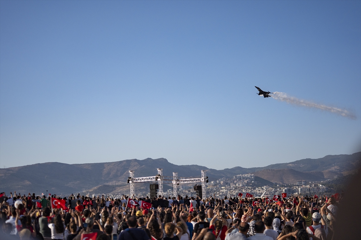 SOLOTÜRK'ten İzmir'de muhteşem gösteri