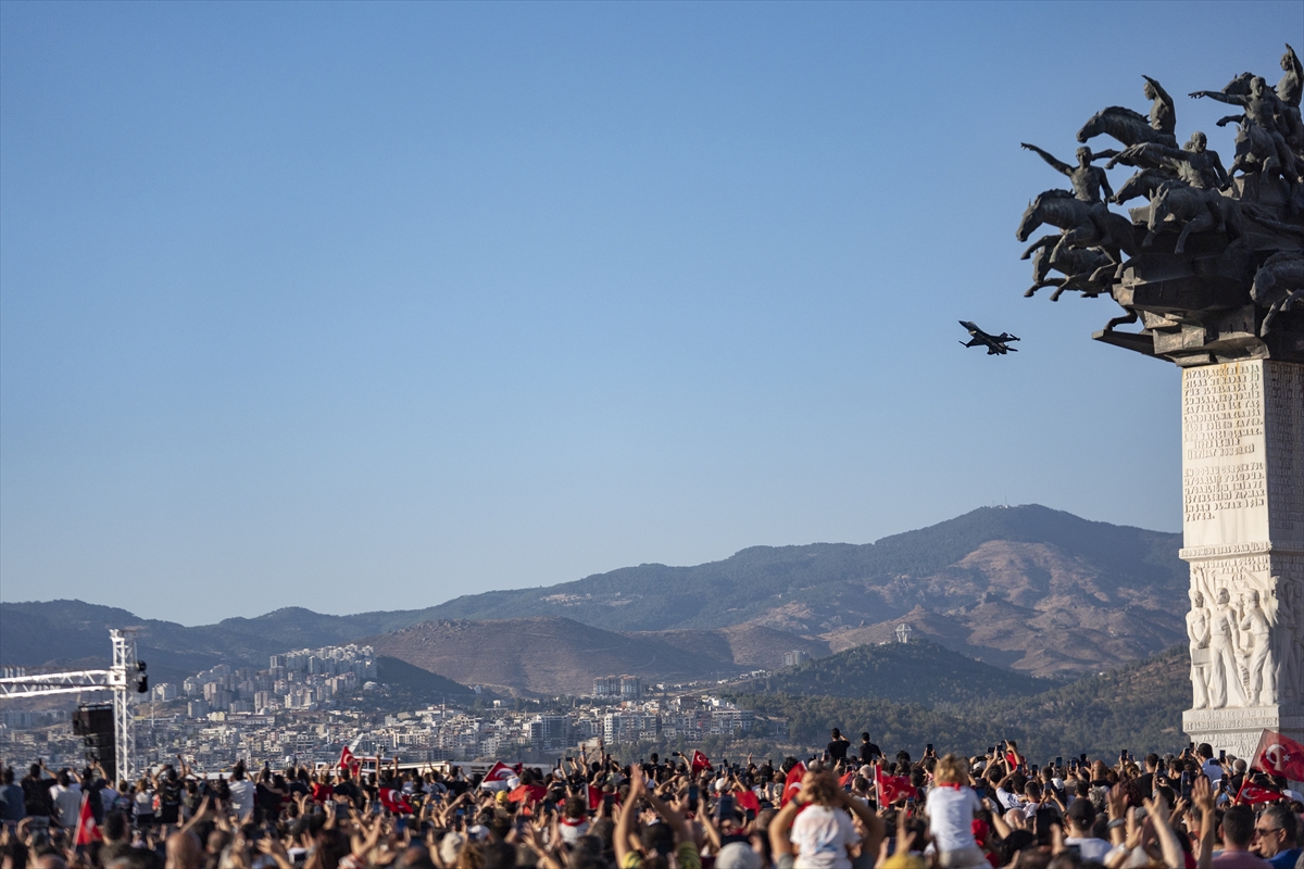 SOLOTÜRK'ten İzmir'de muhteşem gösteri