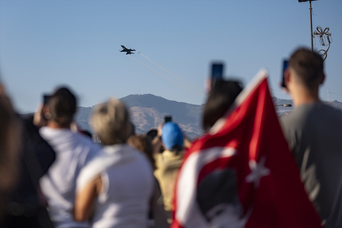 SOLOTÜRK'ten İzmir'de muhteşem gösteri