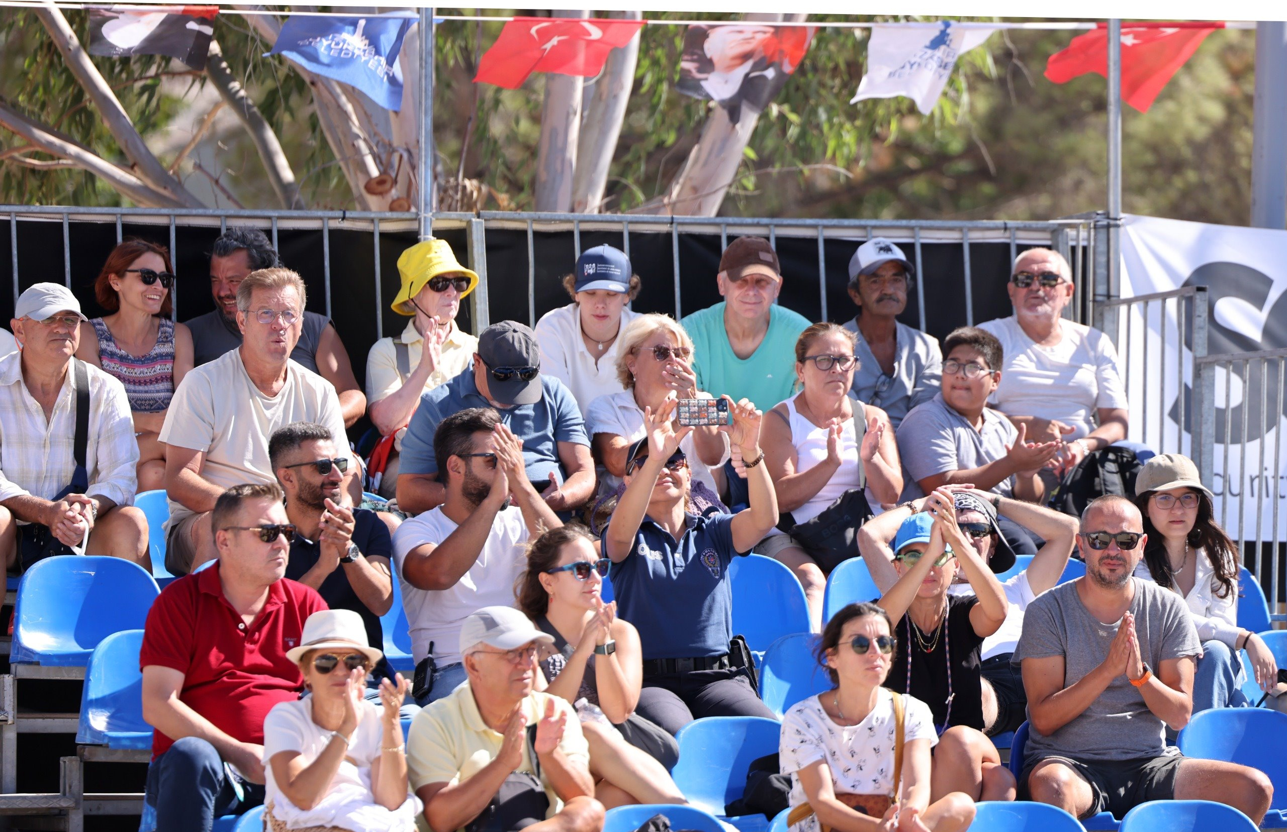 İzmir'de plaj voleybolu heyecanı