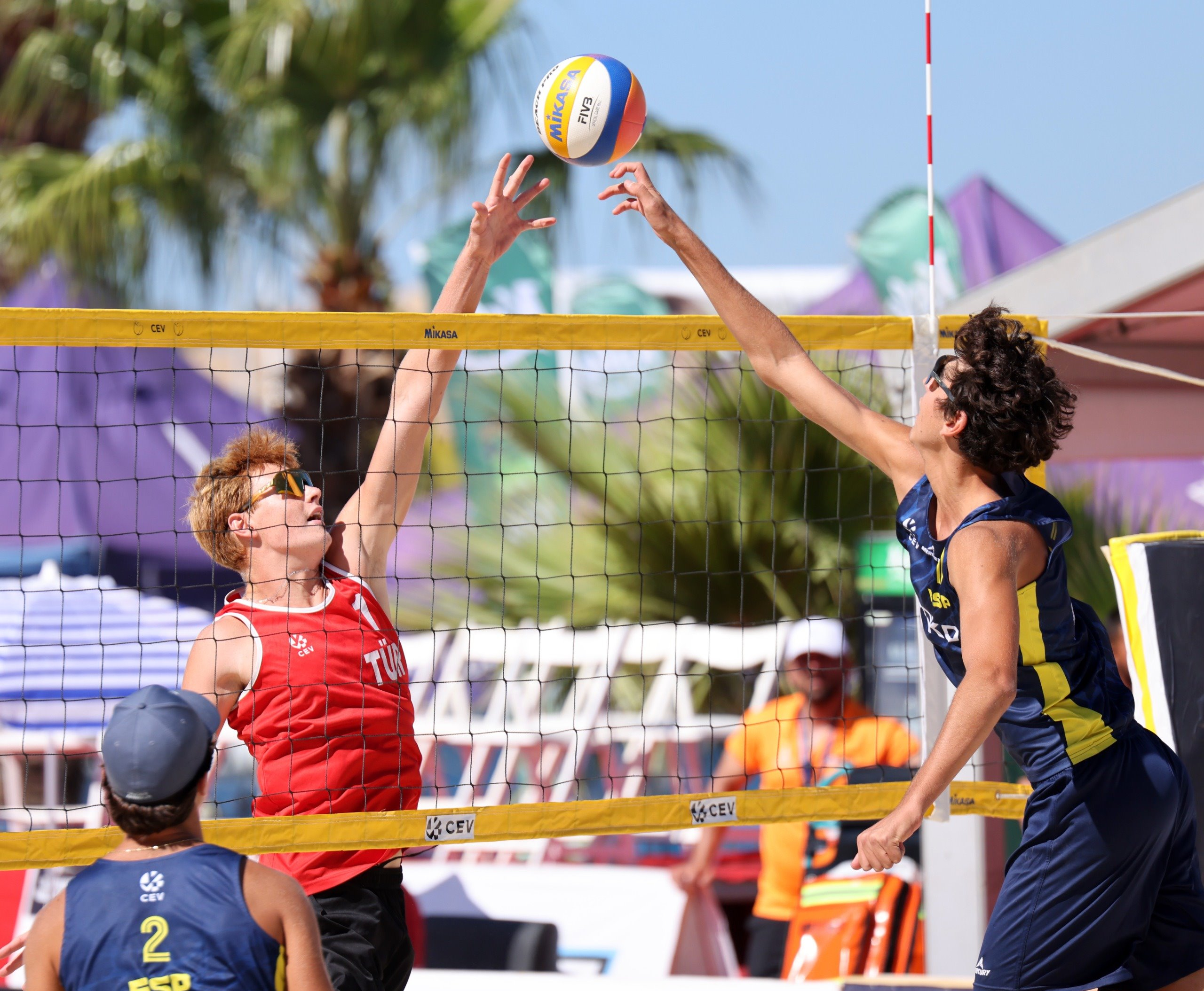 İzmir'de plaj voleybolu heyecanı
