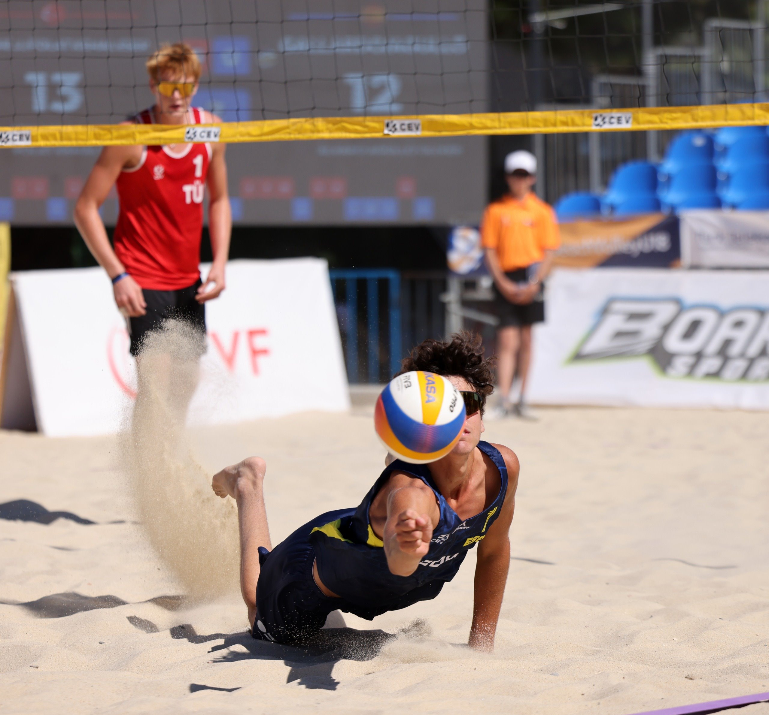 İzmir'de plaj voleybolu heyecanı