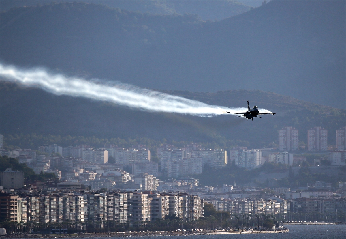 SOLOTÜRK'ten İzmir'de muhteşem gösteri