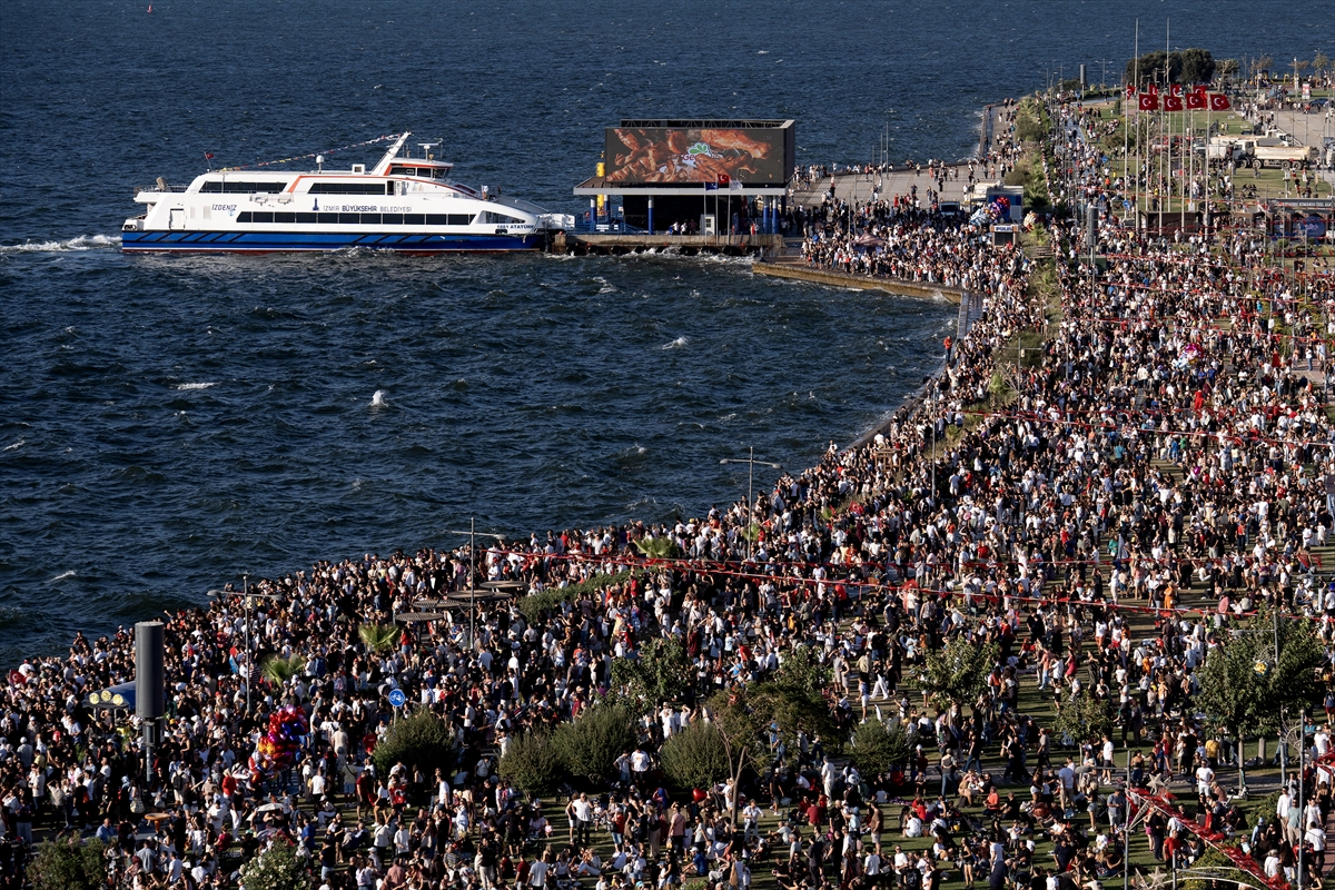 SOLOTÜRK'ten İzmir'de muhteşem gösteri