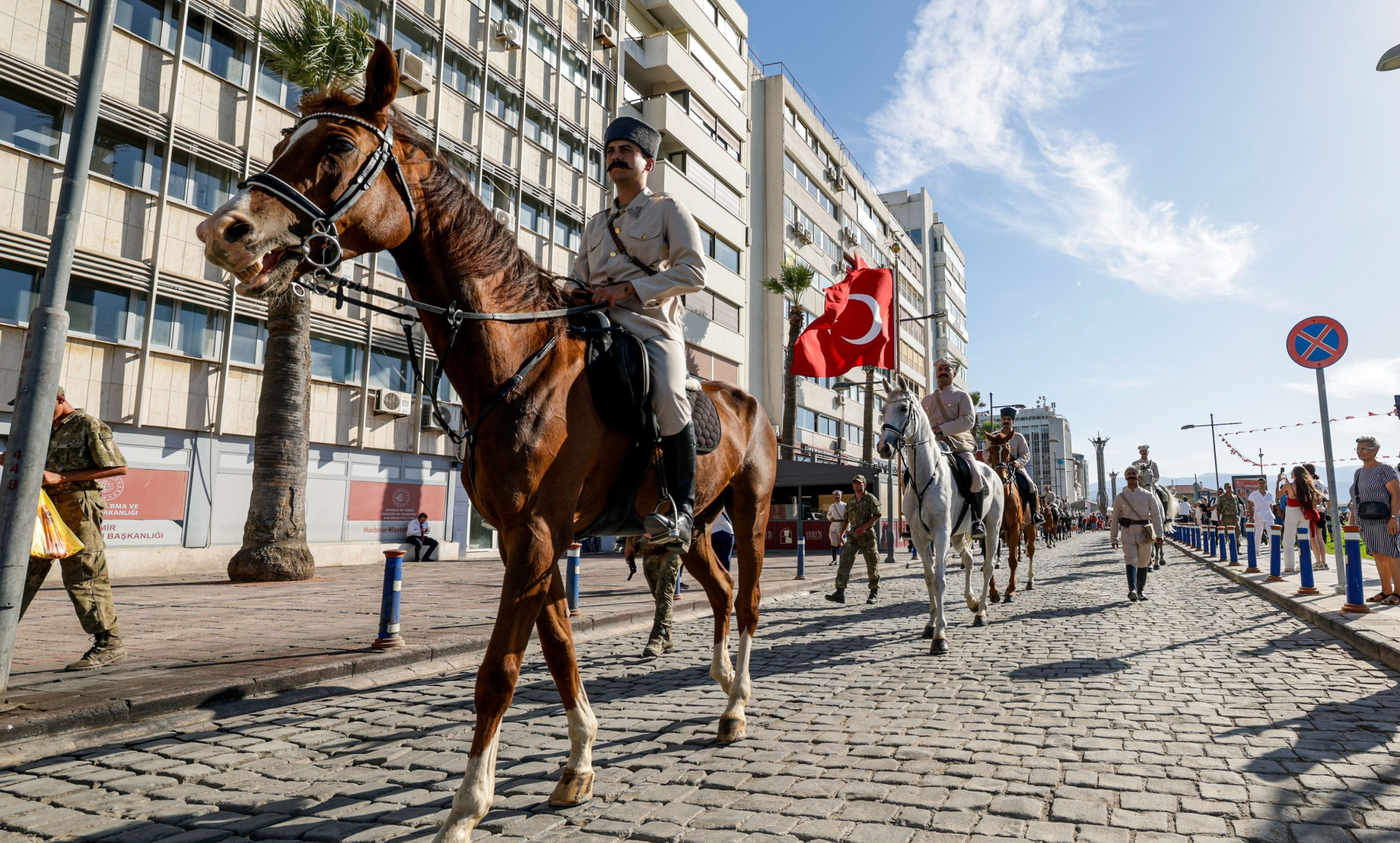 SOLOTÜRK'ten İzmir'de muhteşem gösteri