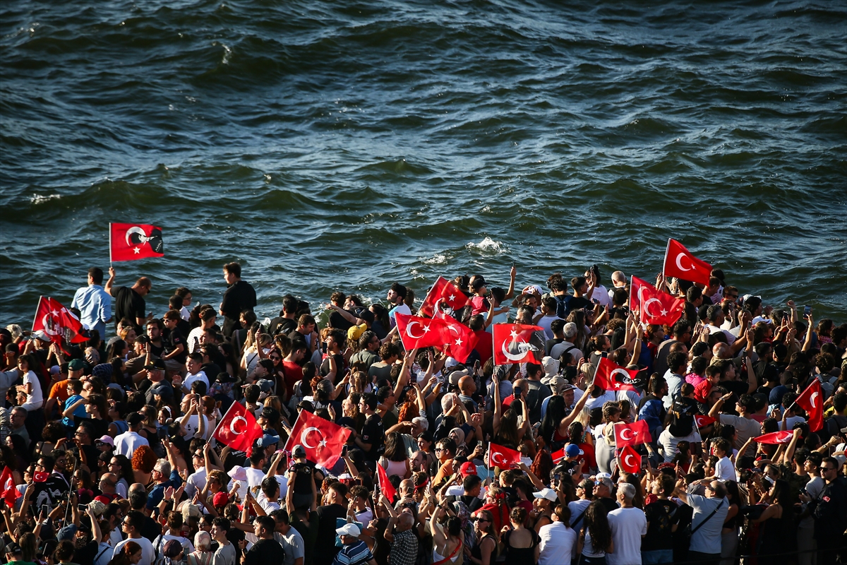 SOLOTÜRK'ten İzmir'de muhteşem gösteri