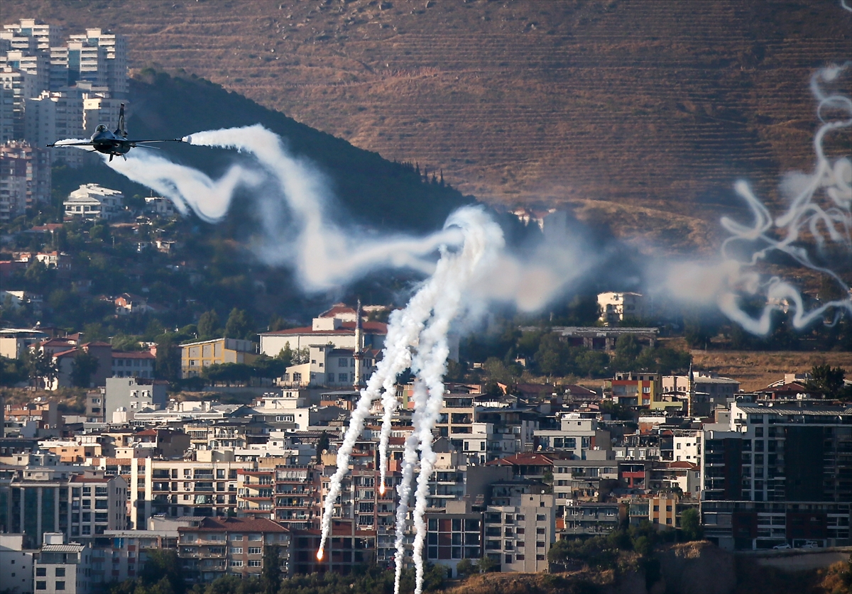 SOLOTÜRK'ten İzmir'de muhteşem gösteri