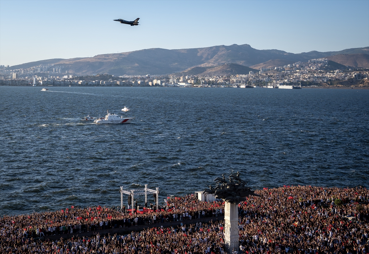 SOLOTÜRK'ten İzmir'de muhteşem gösteri