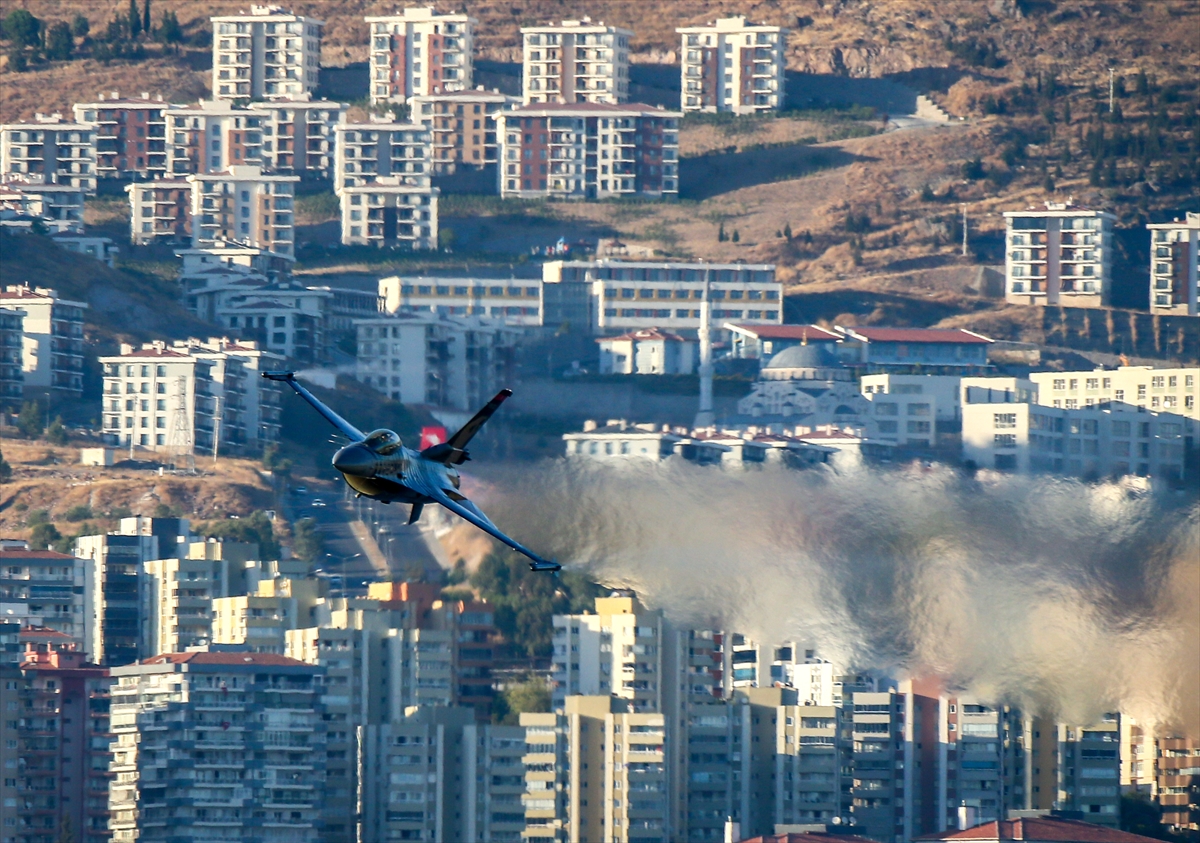 SOLOTÜRK'ten İzmir'de muhteşem gösteri