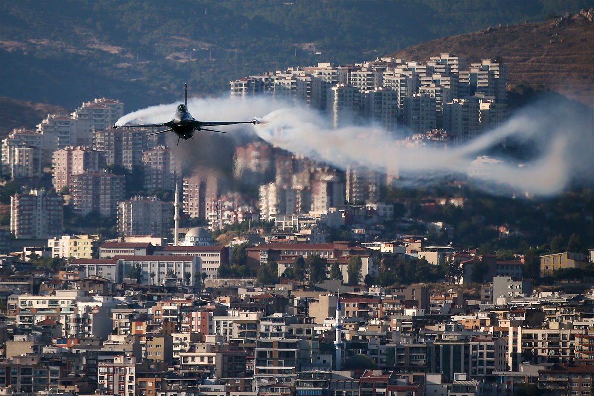 SOLOTÜRK'ten İzmir'de muhteşem gösteri