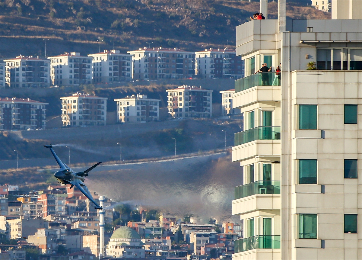 SOLOTÜRK'ten İzmir'de muhteşem gösteri