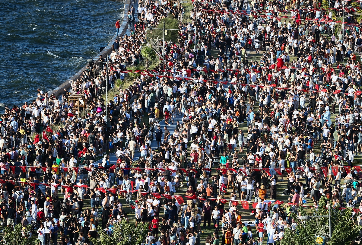 SOLOTÜRK'ten İzmir'de muhteşem gösteri