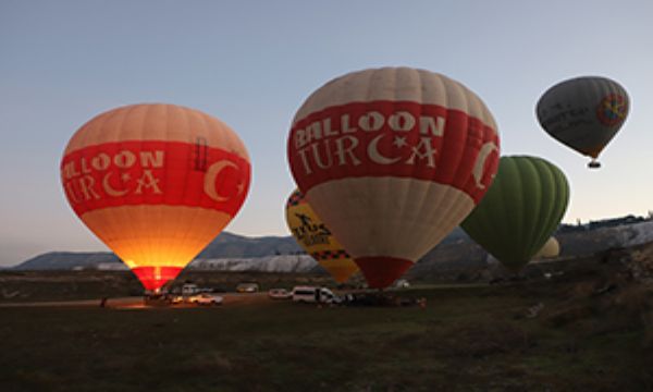 Balonların dansı... Turistlerin ilgisini çekiyor!