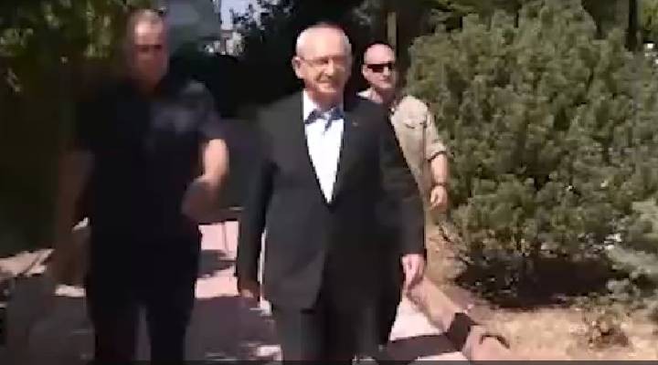 Kılıçdaroğlu na Özgür Özel in çağrısı soruldu, gülümsemekle yetindi
