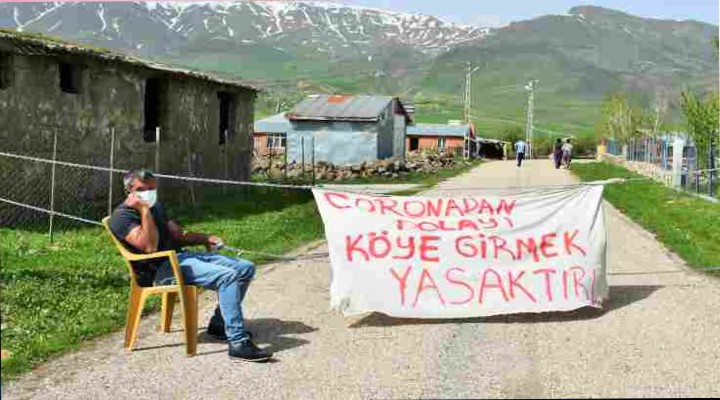 Muhtar koronaya karşı köy girişini zincirledi