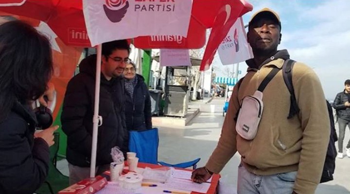  Suriyeliler gitsin  kampanyasına Senegalli bir kişi de imza attı!