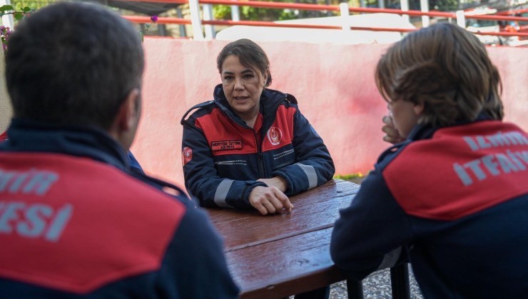 23 saat oğlunu enkazda bekledi, şimdi başkalarına umut oluyor