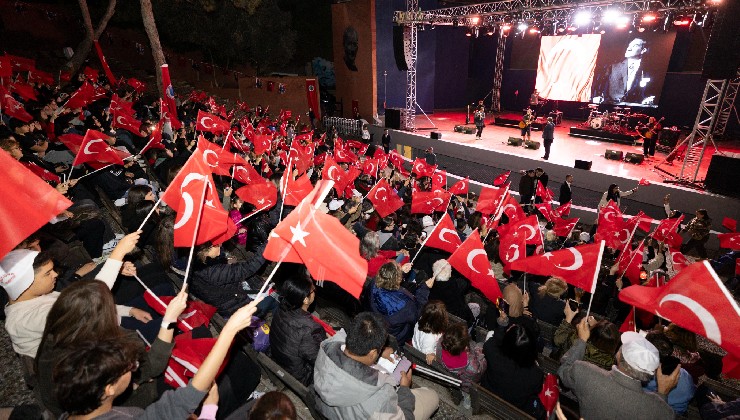 Balçova’da Cumhuriyet coşkusu Yüksek Sadakat konseriyle zirveye ulaştı