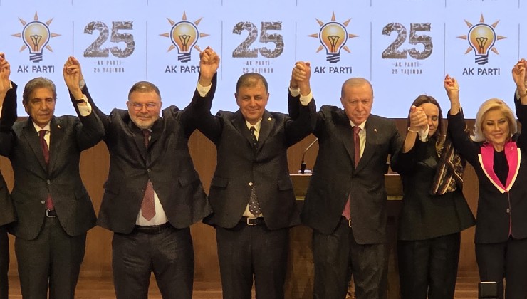 Başkan Tugay AK Parti'ye katıldı... Rozeti Erdoğan taktı!