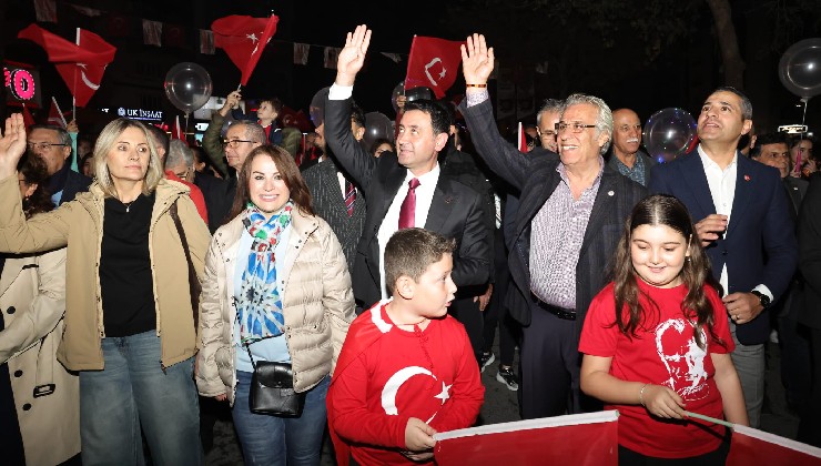 Bayraklı’da Cumhuriyet coşkusu kortej ve Candan Erçetin’le taçlandı