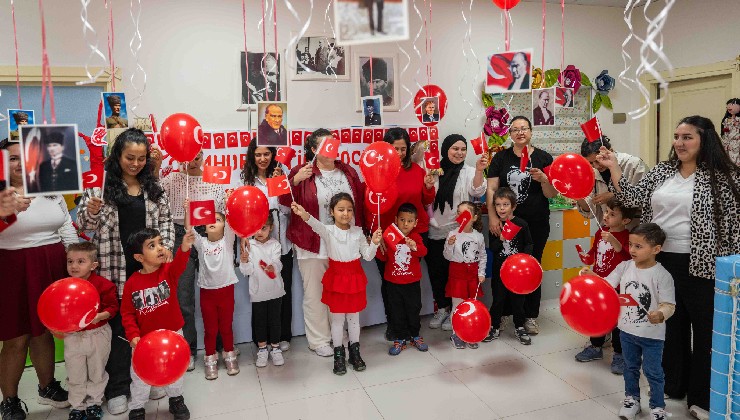 Bornova'da Cumhuriyet Bayramı coşkusu çocuklarla başladı