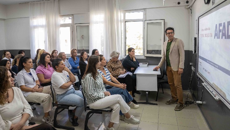 Bornova’da geleceğin eğitim neferlerine Temel Afet Bilinci Eğitimi