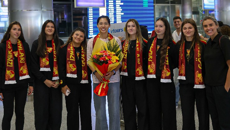 Göztepe Çinli yıldızını çiçeklerle karşıladı