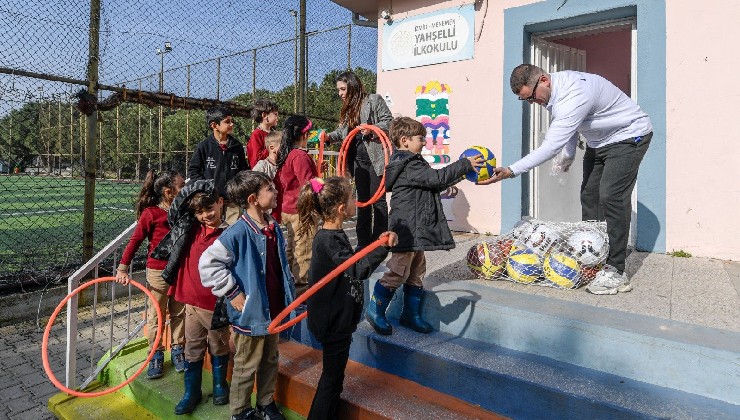 İzmir Büyükşehir Belediyesi’nden okullara 37 milyon TL’lik spor malzemesi desteği