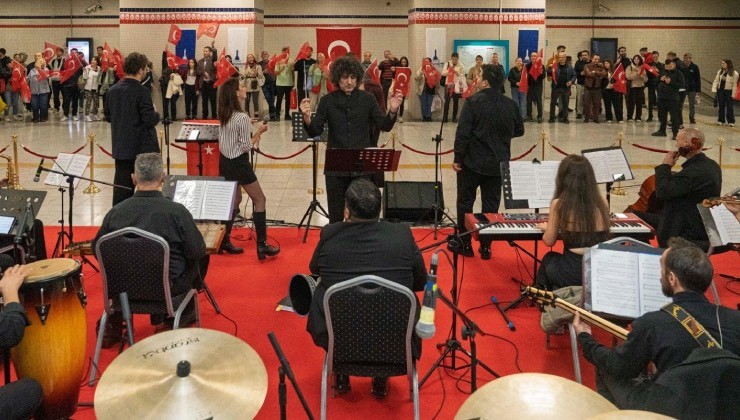 İzmir Metrosu’nu Cumhuriyet coşkusu sardı