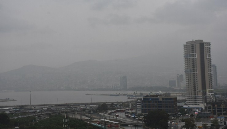 İzmir'i sis bulutu kapladı
