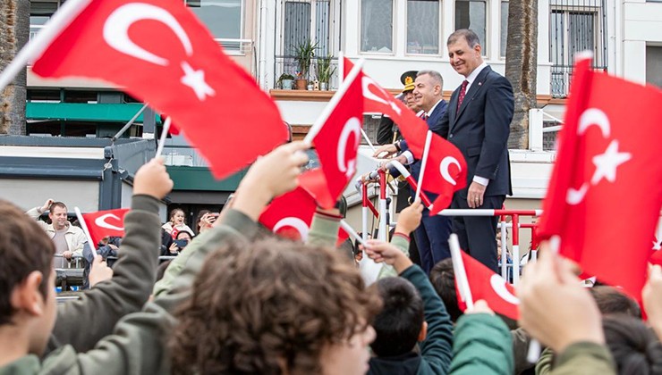 İzmir’de Cumhuriyet coşkusu meydanlara sığmadı