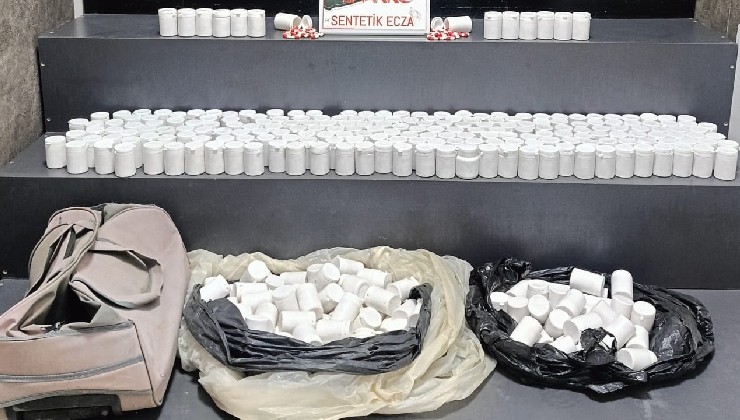 İzmir’de toprağa gömülü 17 bin 528 sentetik ecza ele geçirildi