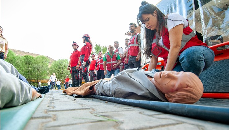 Karşıyaka Belediyesi personeline deprem tahliye tatbikatı