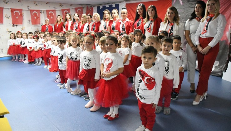 Kuşadası'nda minik kalpler Cumhuriyet için attı
