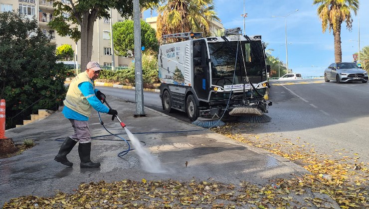 Kuşadası’nda temizlik mesaisi hız kesmeden sürüyor