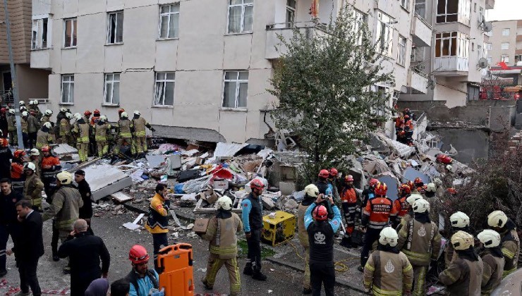 Maltepe'de 7 katlı binanın 3 katı çöktü: Enkazda arama kurtarma çalışması başlatıldı