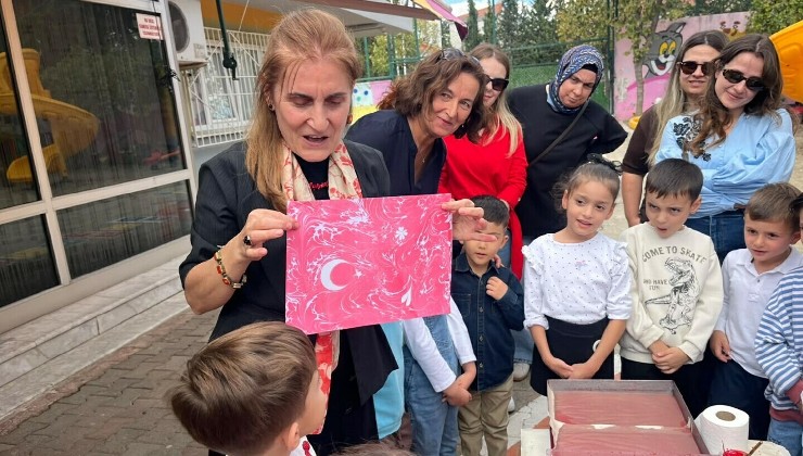 Minik eller ebru sanatıyla Türk bayrağı işledi