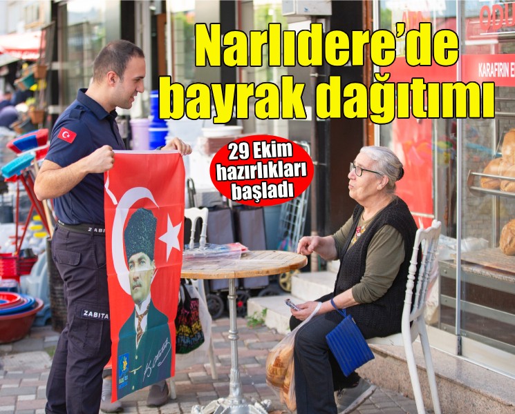 Narlıdere Belediyesi'nden Cumhuriyet Bayramı öncesinde esnafa bayrak dağıtımı