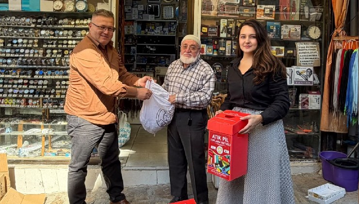 Tireli esnaftan örnek davranış: 29 kilogram atık pil topladı