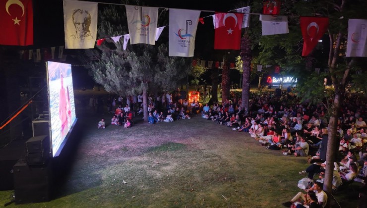 Bayraklı'da açık hava sinema günleri devam ediyor