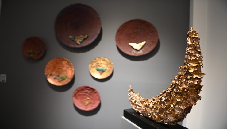 Bronz, ahşap ve rengin estetik uyumu bu sergide