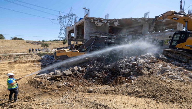 Büyükşehir ekipleri kentsel dönüşüm alanındaki kaçak yapıyı yıktı