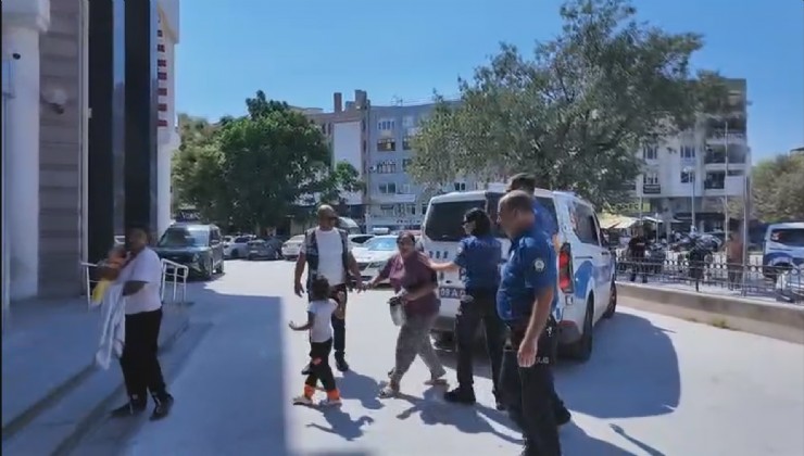 Kuşadası Belediyesi zabıta memurunu darbeden dilenci 2 kadın tutuklandı