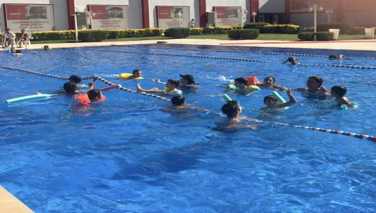 Merkez Efendi Mahallesi çocukları yüzmeyle buluştu