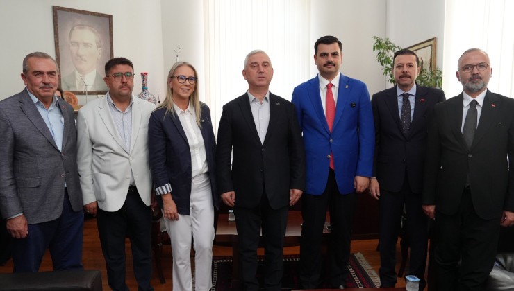 AK Parti'den Bergama Belediyesi'ne ziyaret... 'Siyasette rakibiz, hasım düşman değiliz'