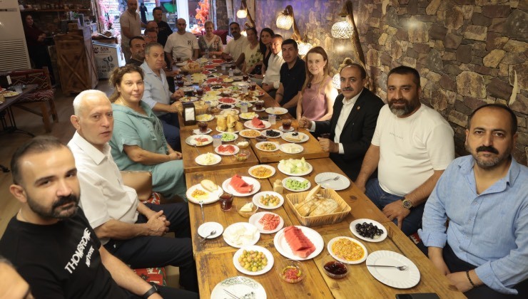 Başkan Mutlu, Tarihi Çarşı’da esnafla buluştu: Kemeraltı, en büyük zenginliğimiz