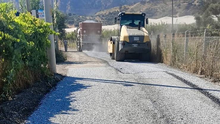 Başkan Yetişkin Efeler’in yollarını yeniliyor