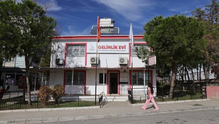 Bayraklı’da evlenecek çiftlere gelinlik ve damatlık desteği